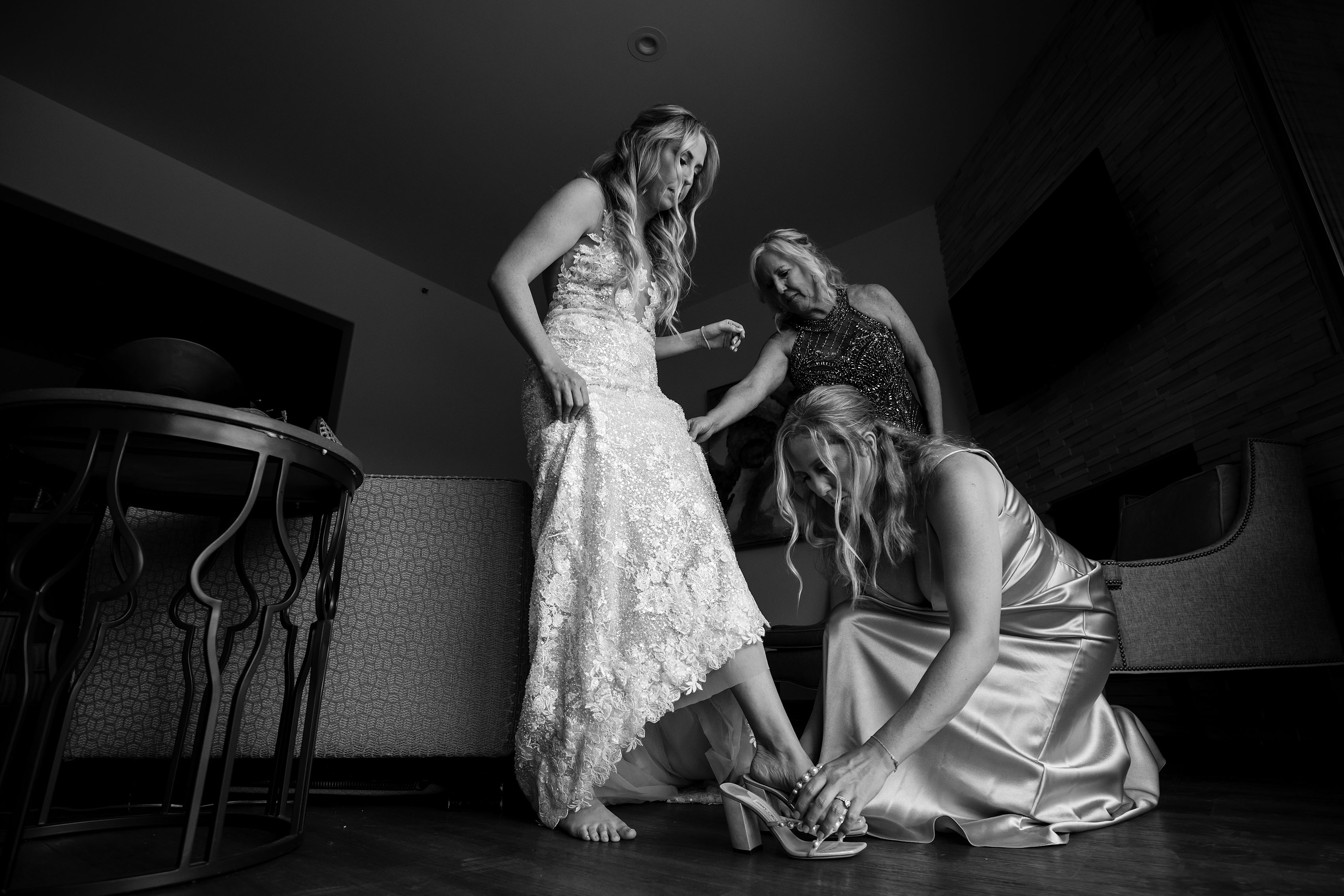 The bride puts on her shoes and dress